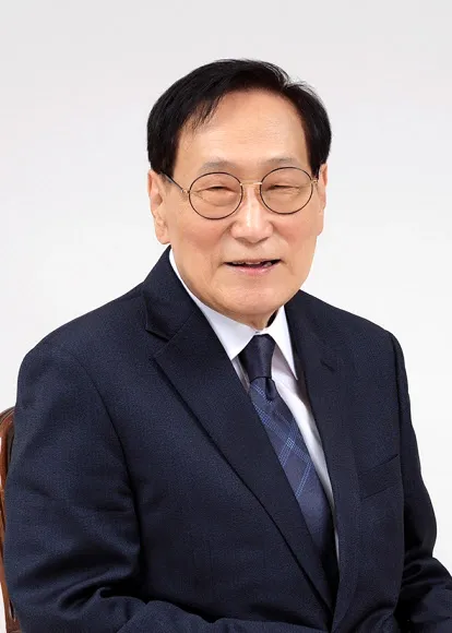 Kim-Seong-ok is South Korean actor, entrepreneur, and university professor.