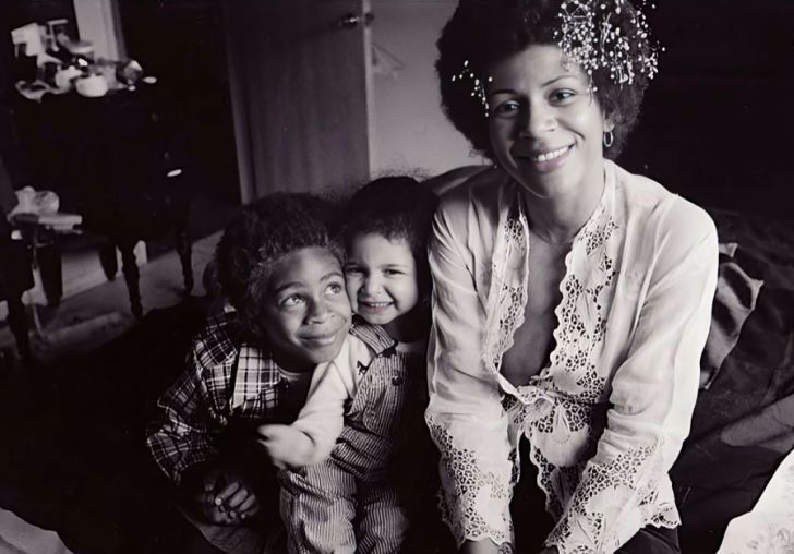 American Soul singer Minnie Riperton with her two beautiful children Marc and Maya Rudolph. 